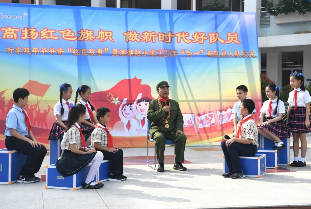 　　2020年5月29日，“共和国勋章”获得者、老一辈战斗英雄李延年来到广西南宁市滨湖路小学给孩子们讲述战争年代的红色故事，寄语他们好好学习、努力奋斗。新华社记者 周华/摄