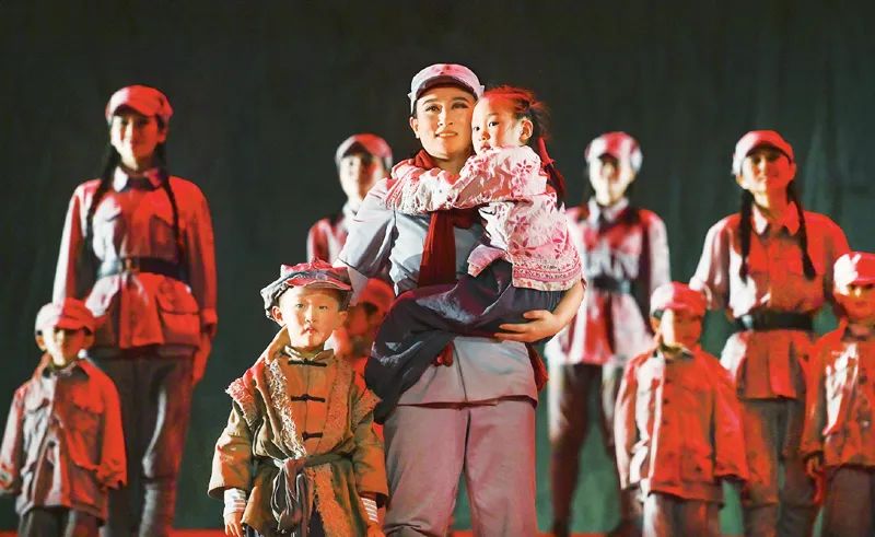 　　2020年11月24日，在陕西省延安市，大型红色历史舞台剧《延安保育院》公演达3800场。作为延安红色旅游新名片，《延安保育院》再现了延安保育院的历史画面，抒发了革命者的大美情怀和革命英雄主义精神。新华社记者 陶明/摄
